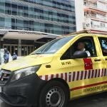 Vehículos de intervención sanitaria del SUMMA a las puertas de el Gran Hotel Colón. El Hotel Ayre Gh Colón próximo al Hospital Gregorio Marañón, es el primer "hotel medicalizado" puesto en marcha por la Comunidad de Madrid ante la crisis del coronavirus, en Madrid (España), a 19 de marzo de 2020.19 MARZO 2020;CORONAVIRUS;COVID-19;PACIENTES;ESTADO DE ALARMA;PANDEMIA;ENFERMEDAD;CRISISÓscar Cañas / Europa Press19/03/2020