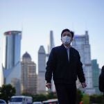 Ciudadanos chinos caminan por Shangai con mascarilla