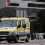 Una ambulancia a las puertas del Hotel Marriot de Madrid, medicalizado desde el viernes
