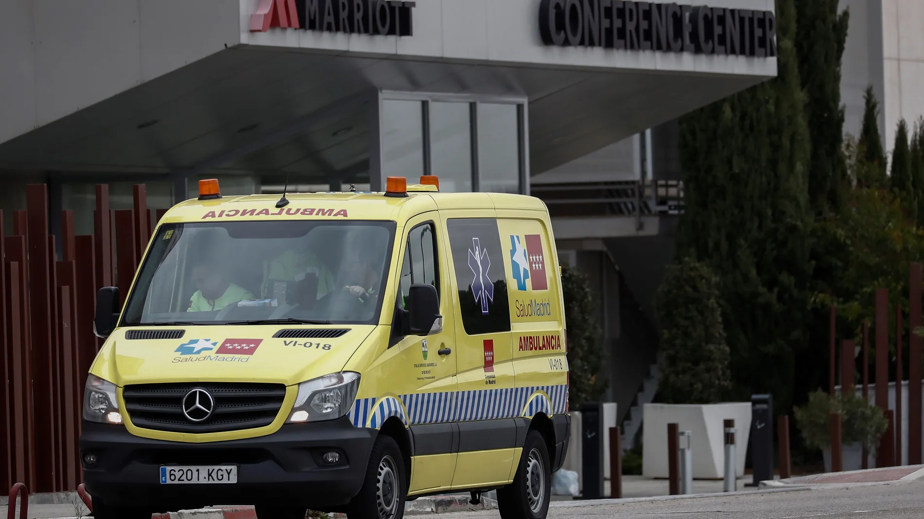 Una ambulancia a las puertas del Hotel Marriot de Madrid, medicalizado desde el viernes