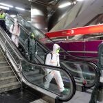 Efectivos de la Unidad Militar de Emergencias (UME) realizan labores de desinfección en el metro de la madrileña Puerta del Sol, para luchar contra el coronavirus.
