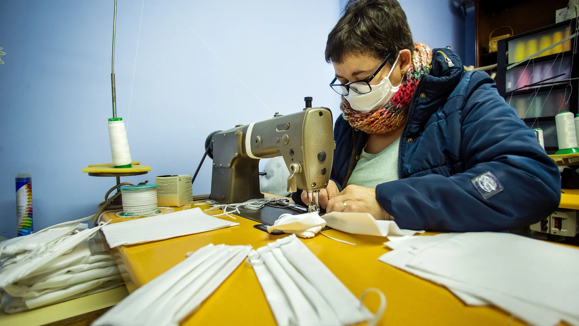 La mirobrigense Carmén Ramos elabora manualmente mascarillas