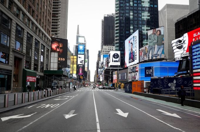Times Square, en Nueva York, exhibe este aspecto tras la alerta decretada por el coronavirus