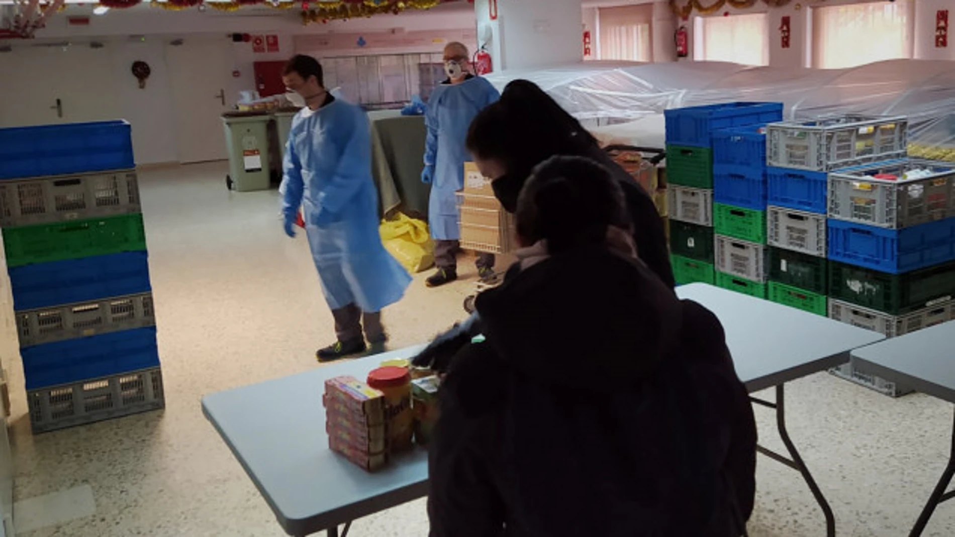 Voluntarios de San Juan de Dios atienden a las personas sin hogar allí refugiadas las 24 horas por el coronavirus