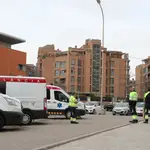Personal de ambulancias frente al Hospital valenciano de Arnau de Vilanova de Valencia
