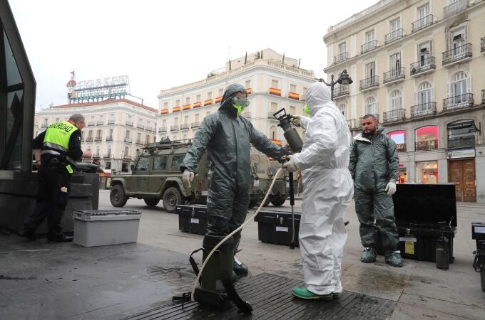 La Unidad Militar de Emergencias (UME) desinfecta la madrileña Puerta del Sol el viernes/EFE