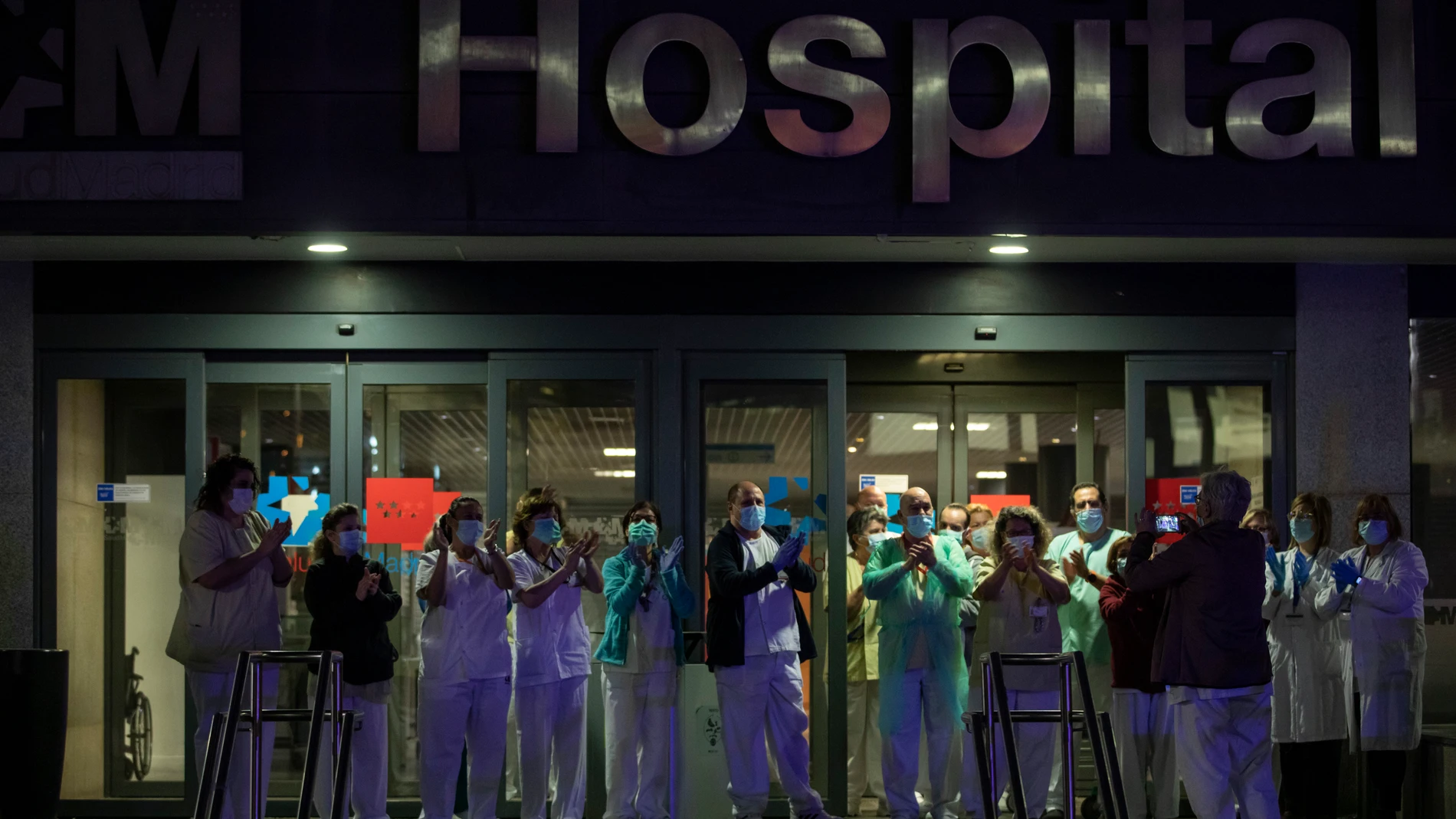 Médicos del Hospital de General de La Paz apaludiendo a las 20 de la tarde