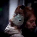 Una mujer con mascarilla en el interior de un autobús urbano en Ourense