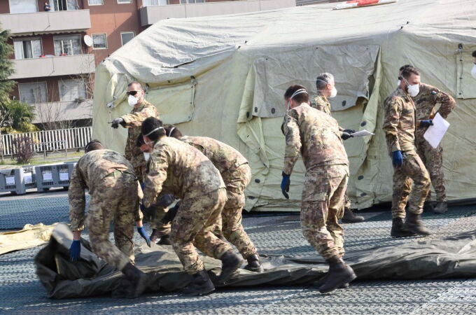 Militares italianos montan un hospital de campaña en Crema, al norte del país