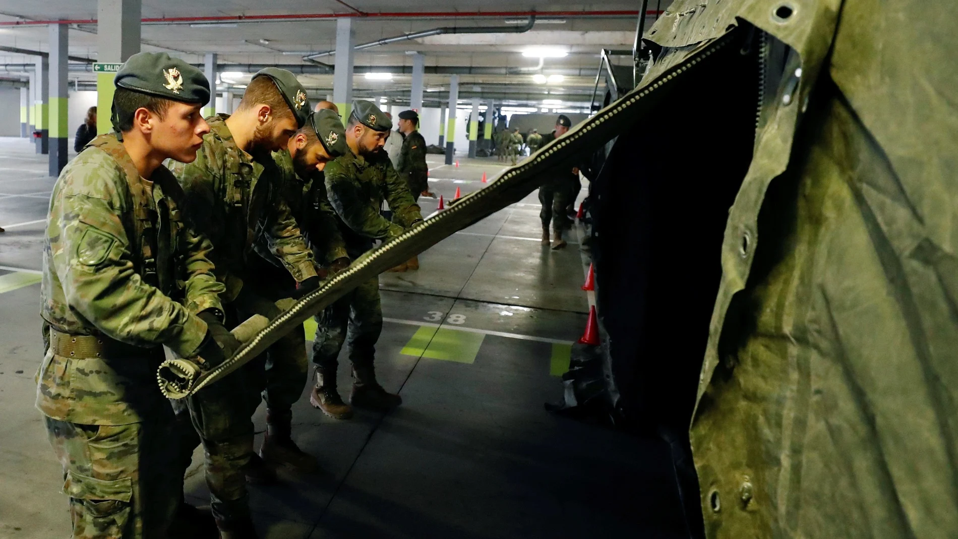 El ejército instalando un hospital militar de campaña de unos 400 metros cuadrados, junto a la zona de Urgencias del Hospital Universitario Central de Asturias, a 20 de marzo de 2020