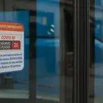 Cartel indicativo sobre el número de plazas permitidas en los autobuses de Madrid