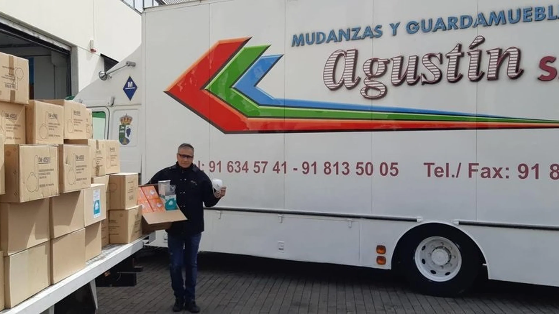 El dueño de la empresa Mundanzas Agustín dona al Hospital Puerta de Hierro de Majadahonda miles de mascarillas de un cliente fallecido.