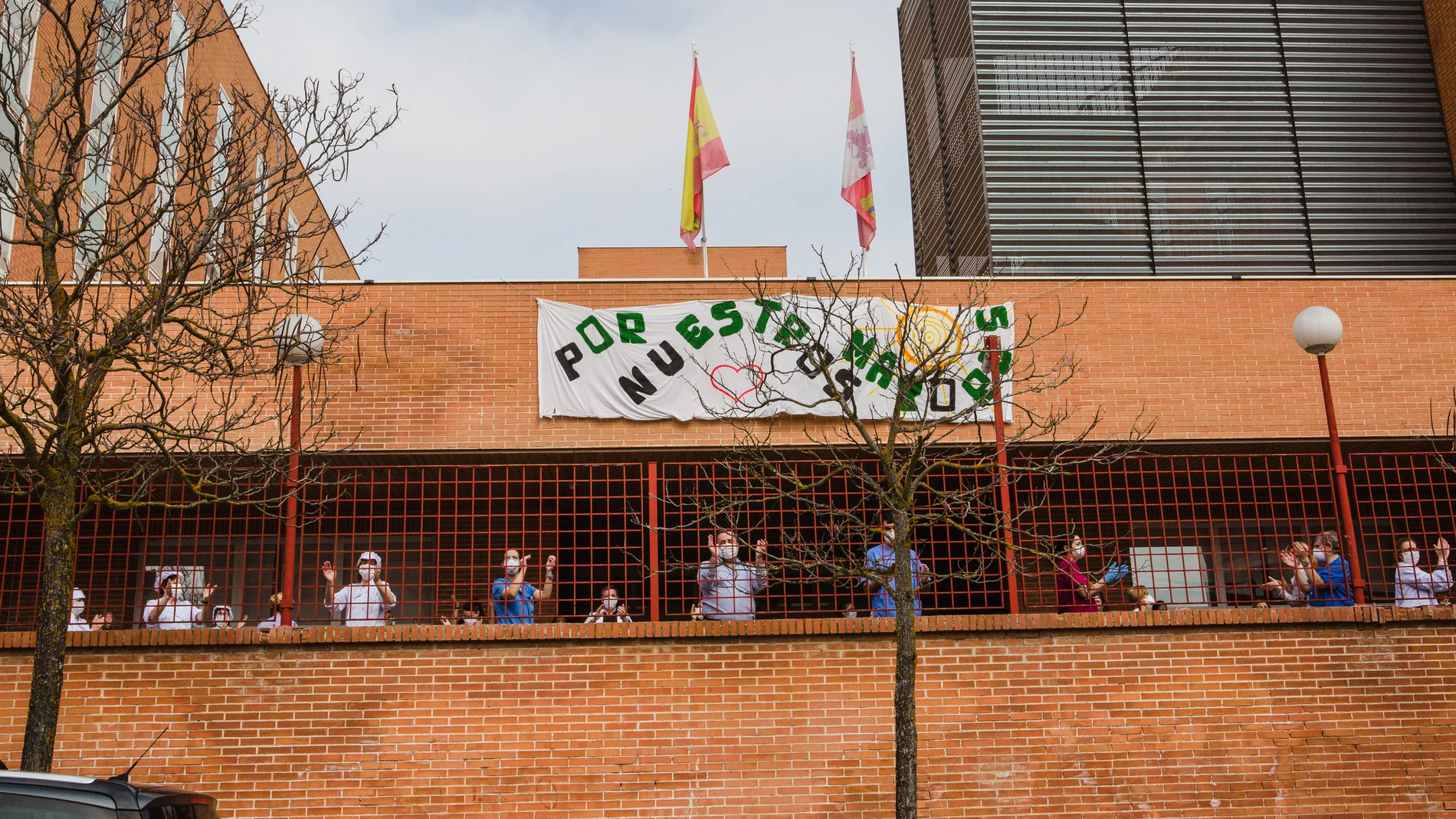 El personal de la Residencia de los Royales en Soria sale a la calle cantando 'Resistiré'