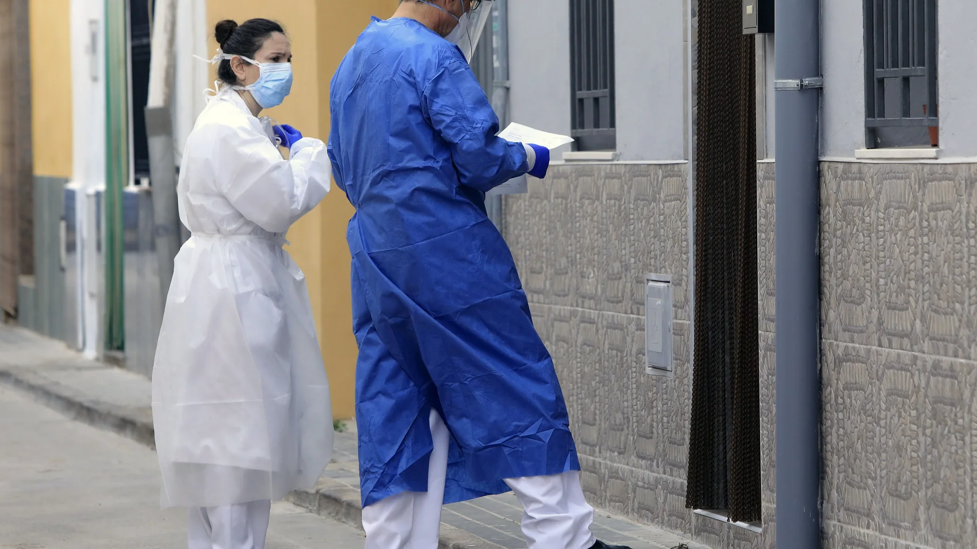 Sanitarios visitan enfermos domicilio