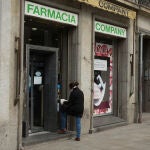 Una mujer entra en una farmacia