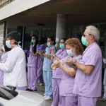 Trabajadores de Osakidetza (servicio vasco de salud) del Hospital de Galdakao aplauden en recuerdo a la enfermera de 52 años fallecida por Covid-19 donde desarrollaba su labor profesional en la sexta planta.