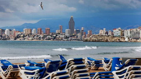 Vista general de Benidorm, la ciudad emblemática del turismo en España, que muestra estos días una estampa muy alejada de la habitual, muy diferente incluso de los meses invernales de moderada ocupación, todo por culpa del coronavirus
