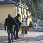 Funeral exprés en el cementerio de Zogno en Bergamo.