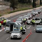 La Guardia Civil esta procediendo a realizar controles de tráfico en las salidas de Valencia para hacer cumplir el decreto de alarma dispuesto por el Gobierno en el que se prohíbe utilizar el vehículo salvo en las situaciones que contempla la nueva normativa