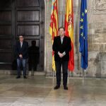 Ximo Puig y el personal que trabaja hoy sábado en el Palau de la Generalitat durante la concentración silenciosa por la última violencia de género