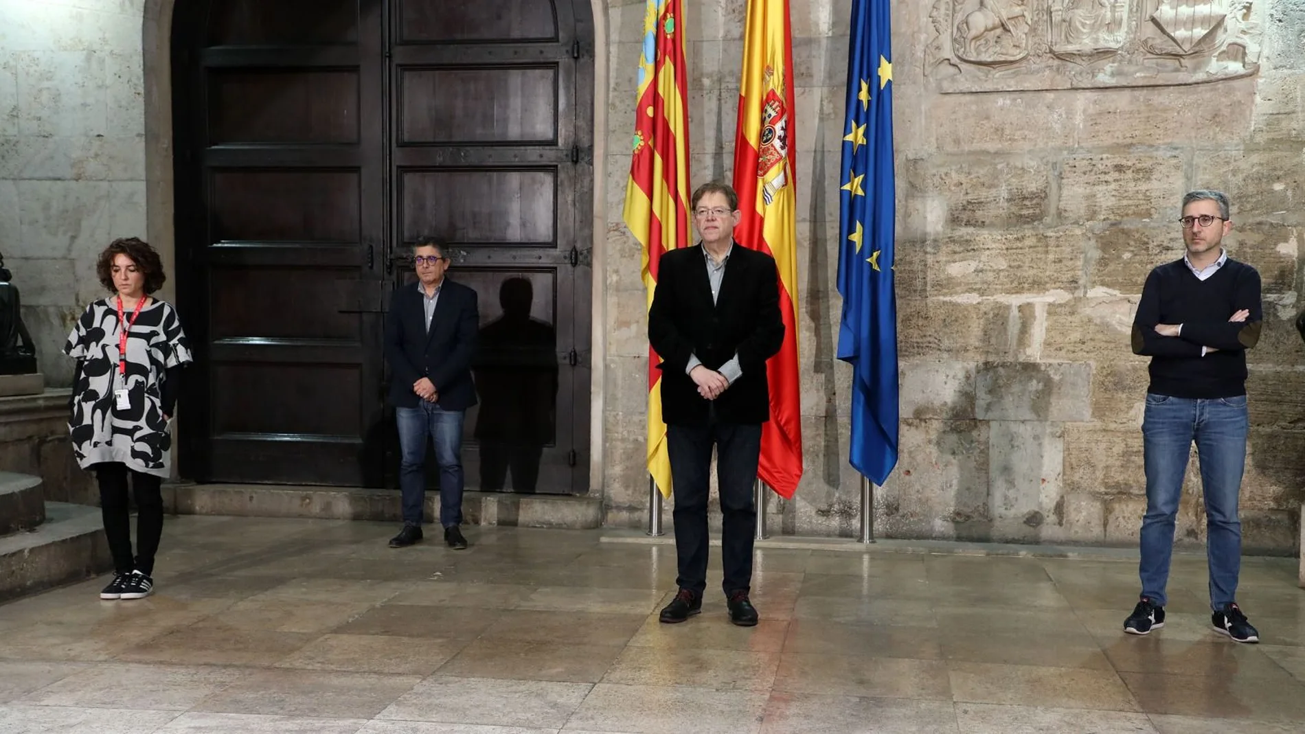 Ximo Puig y el personal que trabaja hoy sábado en el Palau de la Generalitat durante la concentración silenciosa por la última violencia de género