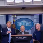 Trump señala a Anthony Fauci durante una rueda de prensa sobre el coronavirus