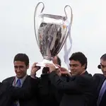 Fernando Redondo, Raúl González, Manolo Sanchís y Lorenzo Sanz con la Copa de Europa