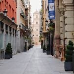 La histórica y normalmente concurrida Calle Trapería de la capital, durante la mañana del séptimo día de estado de alarma en Murcia por Coronavirus. EFE/Juan Carlos Caval
