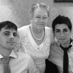 Consuelo, que falleció esta semana infectada de coronavirus, junto a sus nietos Jorge (izda.) y Sergio, durante una celebración familiar