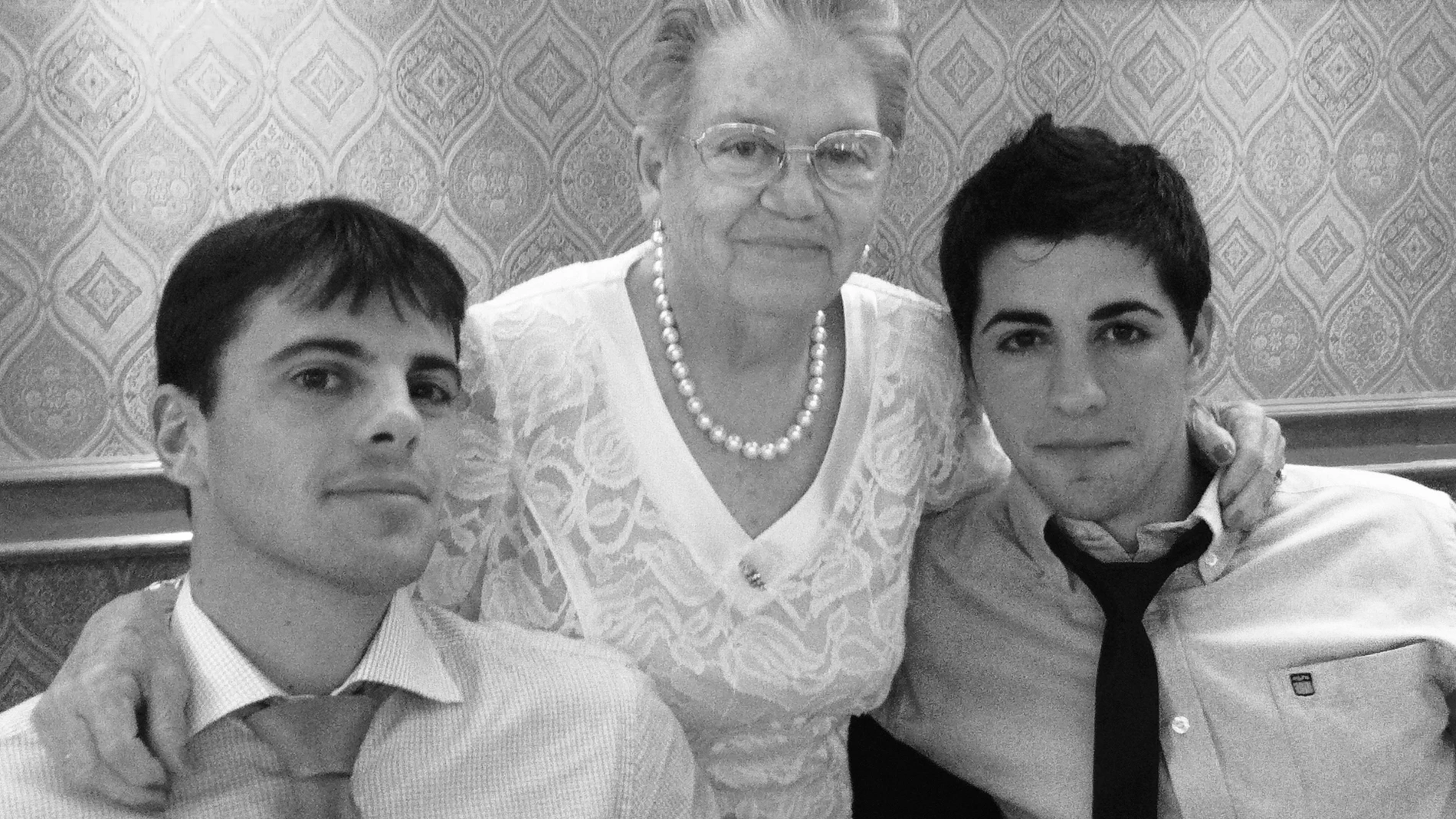 Consuelo, que falleció esta semana infectada de coronavirus, junto a sus nietos Jorge (izda.) y Sergio, durante una celebración familiar