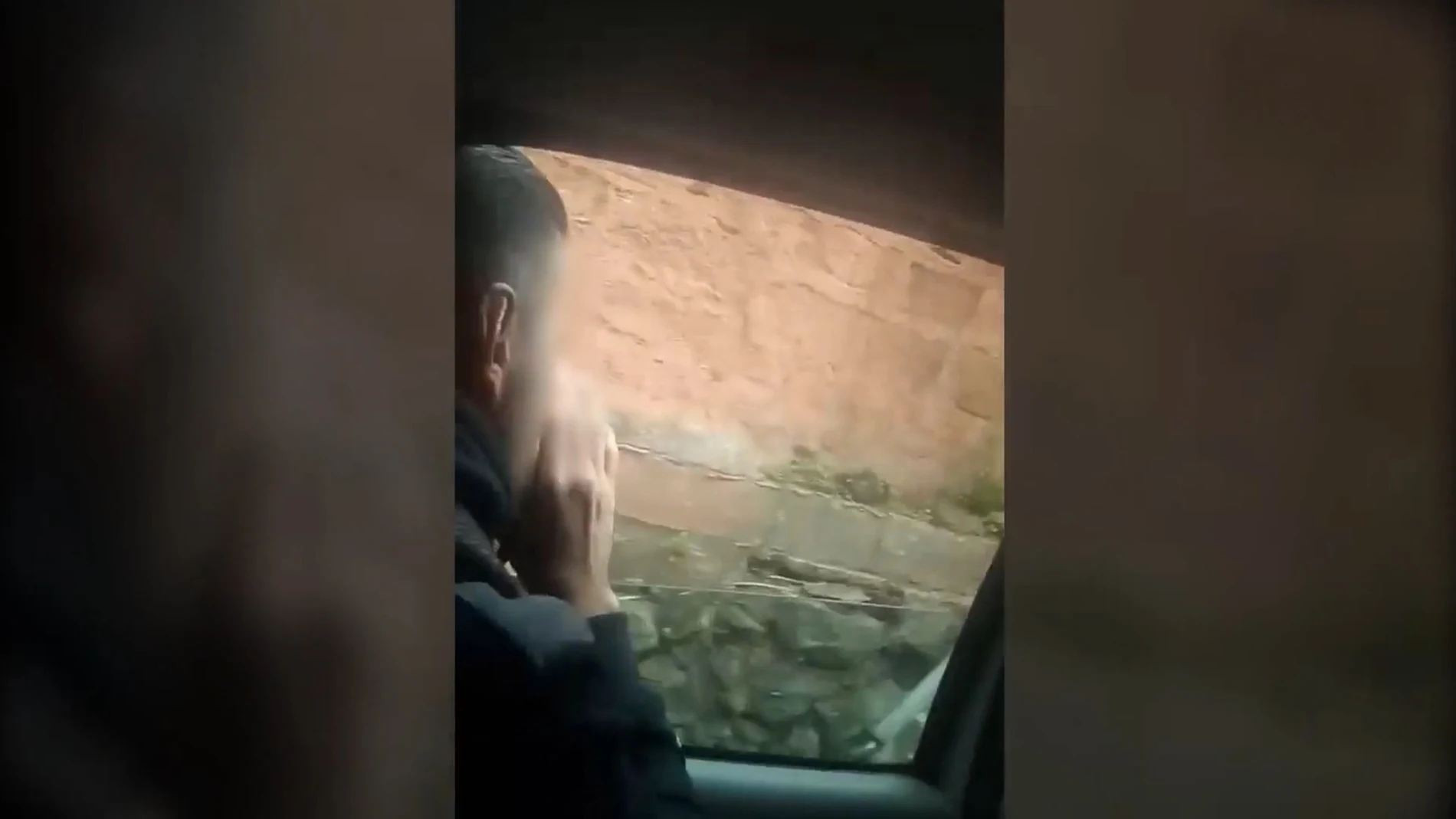 Sucesos.- Sancionan a cuatro jóvenes de Tenerife por insultar desde un coche a sus vecinos durante el estado de alarma