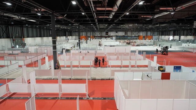 Madrid (Spain), 21/03/2020.- A handout photo made available by Madrid Regional Government shows workers assemble a temporary hospital at a pavilion in Ifema convention and exhibition center in Madrid, Spain, 21 March 2020. Spain faces the seventh day of national lockdown in an effort to slow down the spread of the pandemic COVID-19 disease caused by the SARS-CoV-2 coronavirus. (España) EFE/EPA/MADRID REGIONAL GOVERNMENT / HANDOUT HANDOUT EDITORIAL USE ONLY/NO SALES