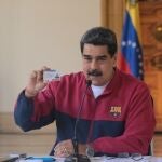 El presidente de Venezuela, Nicolás Maduro, con una chaqueta del Barcelona