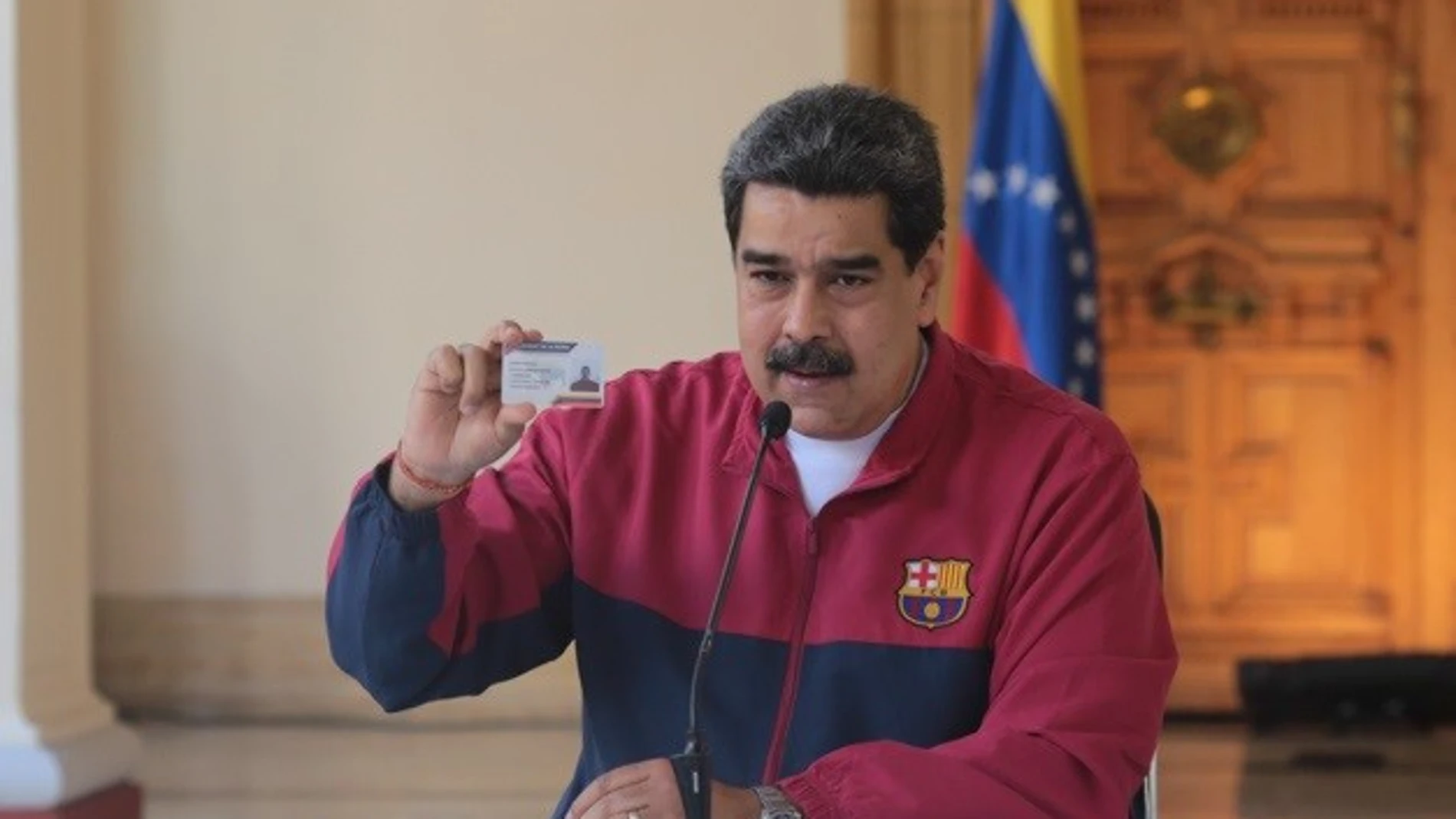 El presidente de Venezuela, Nicolás Maduro, con una chaqueta del Barcelona