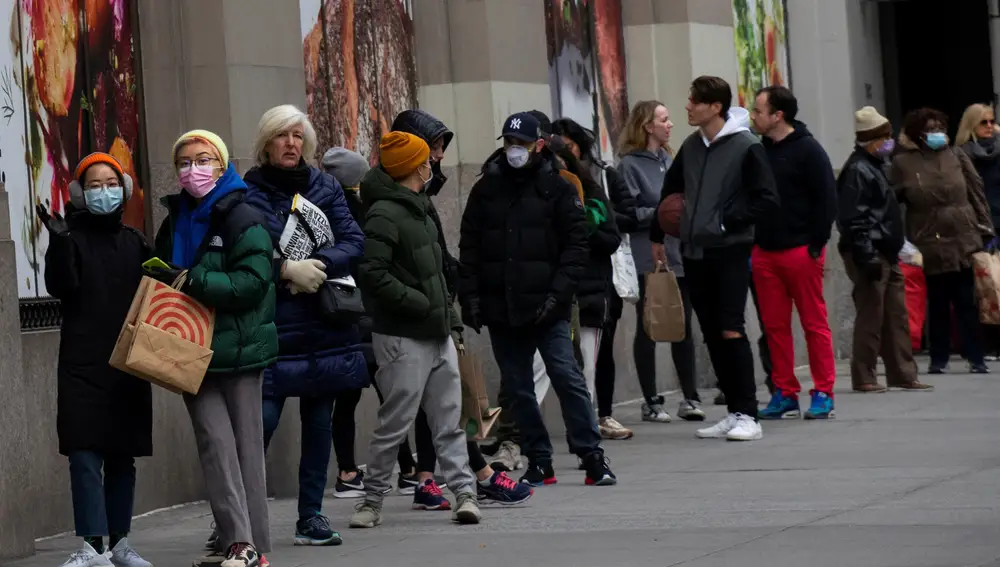 Un grupo de ciudadanos guarda cola ayer en la ciudad para comprar comida
