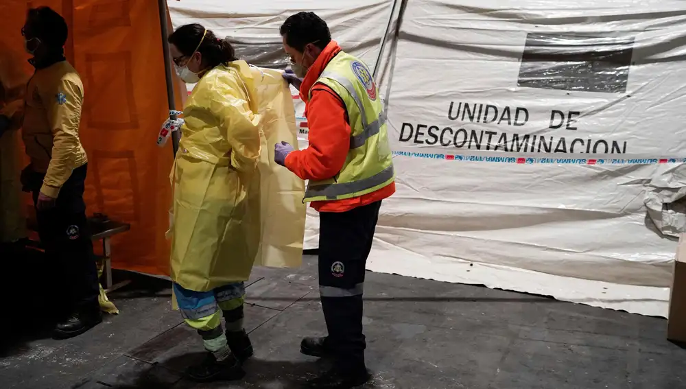 GRAF262. MADRID, 22/03/2020.- Personal sanitario se prepara en uno de los pabellones del recinto ferial Ifema, que se preparan para albergar 1.396 camas para atender a pacientes de coronavirus, el sábado, en Madrid. EFE/Comunidad De Madrid