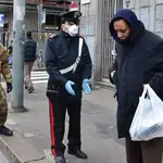 Soldados hablan con un viandante en Turin