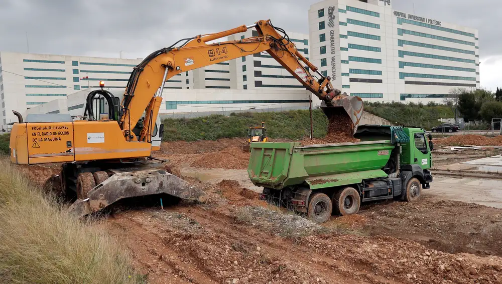 Vista general de las obras previas a la instalación del hospital de campaña de València, con 500 plazas, que se habilitará junto al hospital La Fe, siendo uno de los tres hospitales de campaña, con 1.100 plazas en total, que encargó la Generalitat y que van a empezar a instalarse en unos diez u once días, una vez concluyan los trabajos de allanamiento del terreno y preparación que se están llevando a cabo