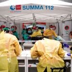 Personal sanitario prepara uno de los pabellones del recinto ferial Ifema, que se preparan para albergar 1.396 camas para atender a pacientes de coronavirus, el sábado, en Madrid.