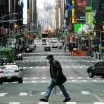 Un hombre camina por Times Square, punto neurálgico de Nueva York