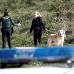 Un efectivo de la Guardia Civil conversa con una persona que acompañada de su perro se ha alejado demasiado de su vivienda