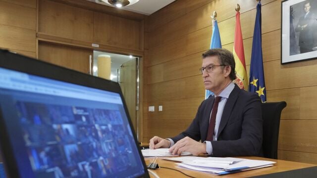 Alberto Núñez Feijóo, ayer durante la videoconferencia con el presidente del Gobierno para tratar la crisis del COVID-19 / EFE/ David Cabezón