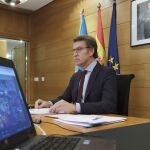 Alberto Núñez Feijóo, ayer durante la videoconferencia con el presidente del Gobierno para tratar la crisis del COVID-19 / EFE/ David Cabezón