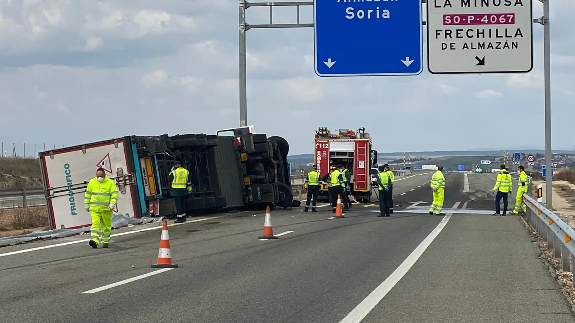 Accidente de tráfico de un camión al salirse de la vía en la A-15, en Frechilla de Almazán (Soria)