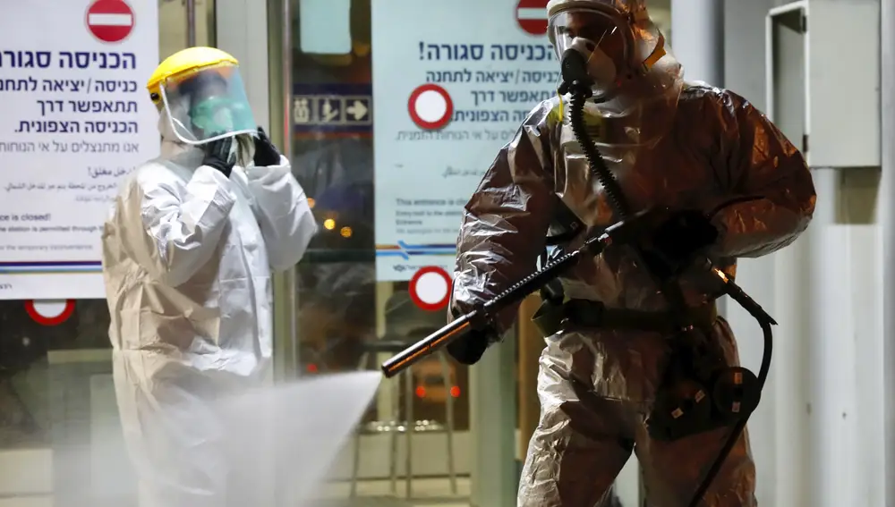 Un bombero desinfecta una estación en Israel