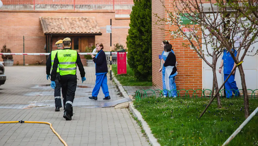 Labores de desinfección de la UME en la ciudad de Soria. En la imagen, en la Residencia de los Royales