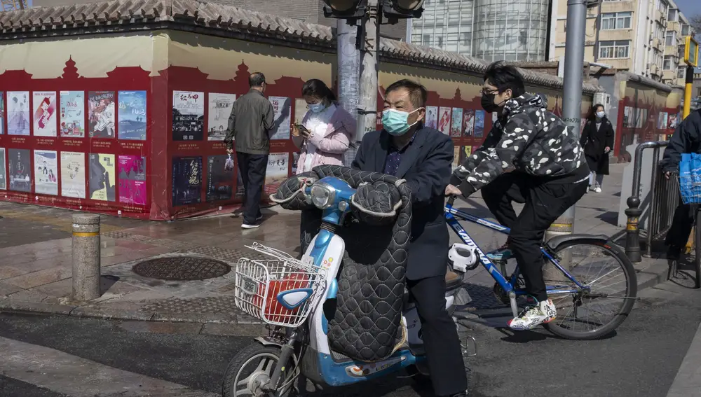 Aunque las mascarillas y el mantener la distancia de seguridad siguen siendo obligatorias, los pekineses reabren poco a poco los negocios y vuelven a las calles