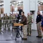 New York (United States), 23/03/2020.- National Guard members look on as Governor Andrew Cuomo holds a press conference at Jacob Javits Center in Manhattan, New York, USA, 23 March 2020. The state of New York is building out the convention hall as a temporary hospital housing thousands of beds needed to treat victims of the COVID-19 coronavirus. (Estados Unidos, Nueva York) EFE/EPA/Kevin Hagen