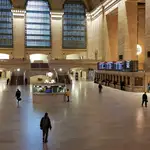 Unas personas caminan este lunes en la estación Grand Central en Nueva York