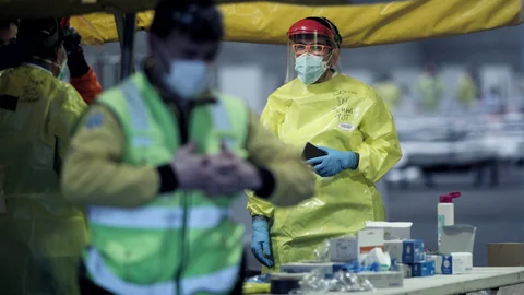 Un sanitario del SUMMA totalmente protegido trabaja en IFEMA durante el tercer día de funcionamiento